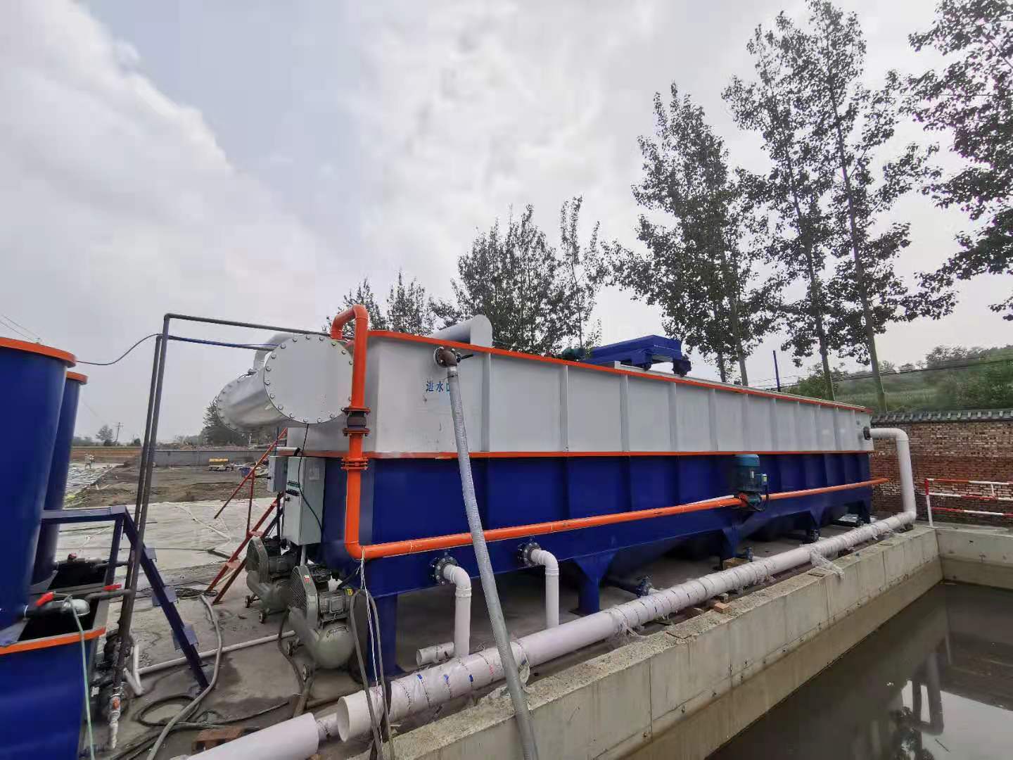 蓝白色气浮机现场 (1).jpg