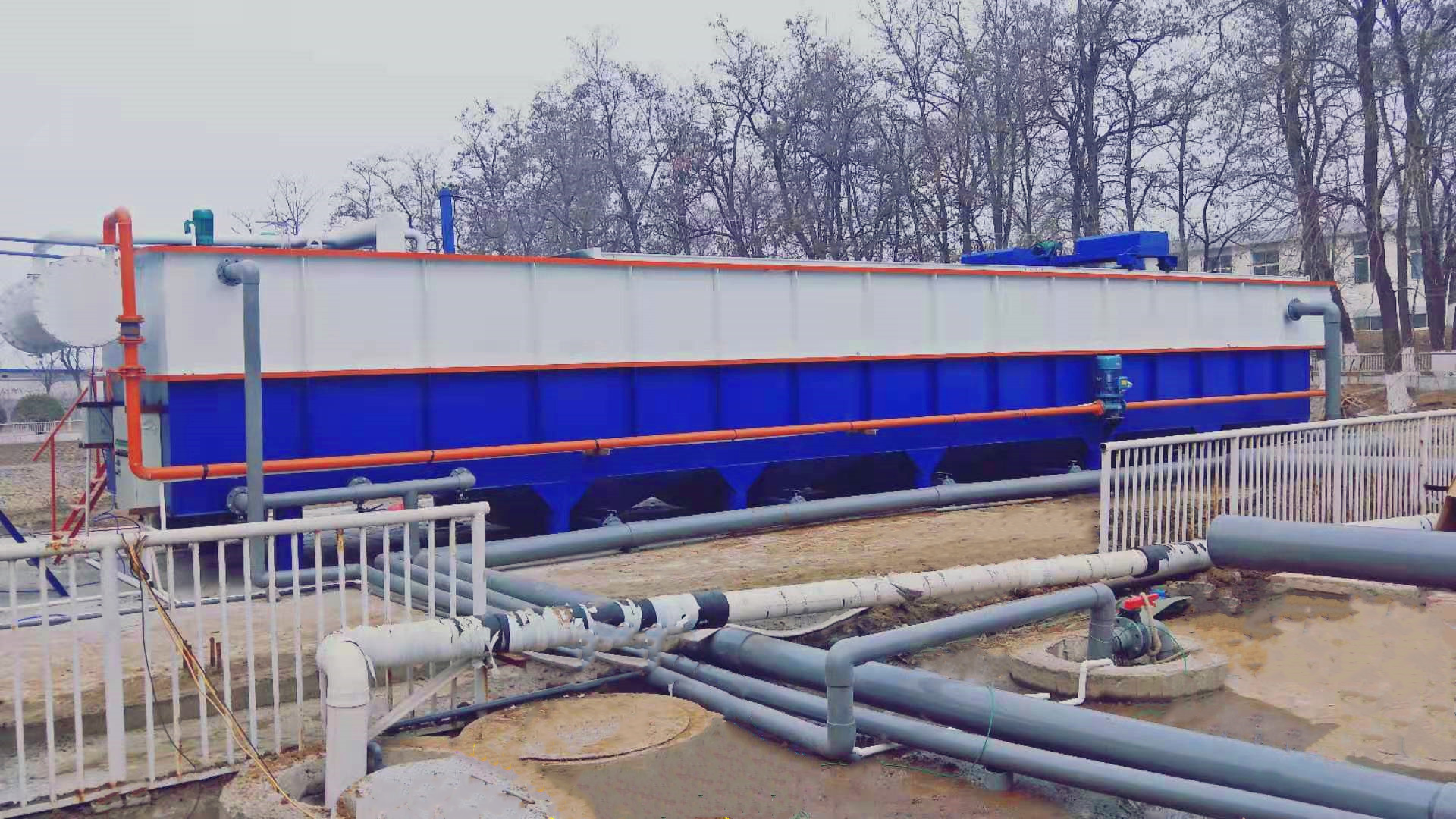 蓝白色气浮机现场 (10).png